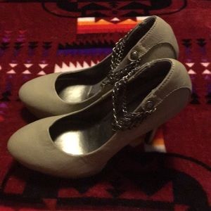 Size 8.5 grey pumps with 4 in heel & chain detail